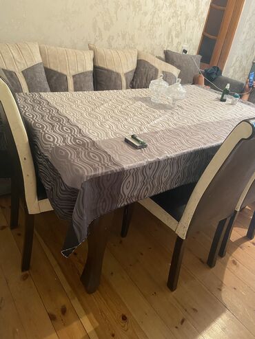mdf plintuslar: Qonaq otağı üçün, İşlənmiş, Açılan, Dördbucaq masa