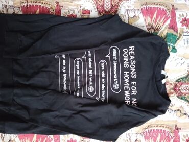 Futbolkalar: Qara rəngli qısaqoll T‑shirt. Üzərində ağ rəngdə humoristik yazılar