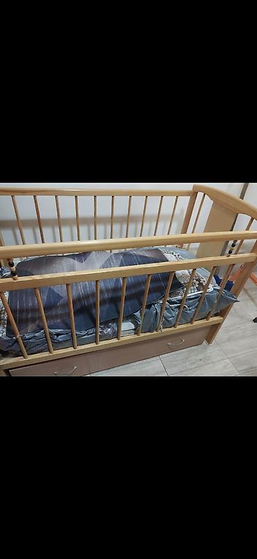 bunk bed: Детская кроватка из натурального дерева с реечными бортиками. - — 2