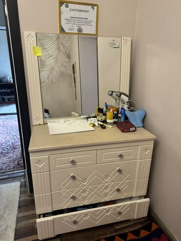 Спальные гарнитуры: Спальный гарнитур в классическом стиле, цвет айвори. Состав: - — 12