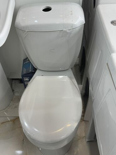 унитаз: Ağ rəngli tualet unitazı hamam otaqları üçün nəzərdə tutulmuşdur. Bu