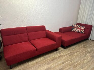 шкаф для папок в офис: Модульный комплект мягкой мебели: два красных дивана в современном