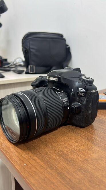 зарядное canon: Зеркальный фотоаппарат Canon EOS 80D в черном корпусе с объективом