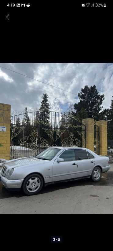 машина жып: Автомобиль Mercedes-Benz E-класса в кузове W210 серебристого цвета