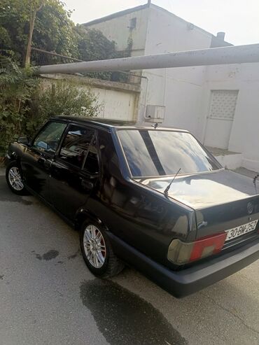 последующий выкуп авто бишкеке: Qara rəngli sedan avtomobil Xüsusiyyətlər: - Kuzov: 4 qapılı sedan