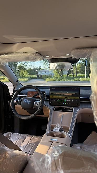 GAC: Черный кроссовер/внедорожник с просторным салоном и бежевой кожаной — 26