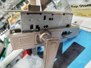 qapi uzu: Klassik dizaynlı qapı qolu və zamok dəsti - Material: metal korpus