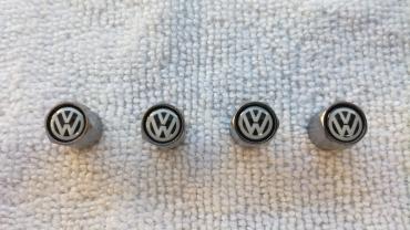 gume sa felnama 16: Univerzalne metalne ventil kapice sa logom VOLKSWAGEN Ukrasite Vaš