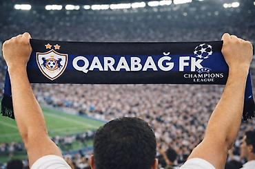 qara parça: Qarabağ futbol klubunun azərkeş şərfləri satılır. Xüsusi fərqi odur — 1