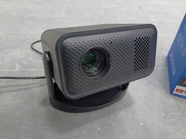 изогнутый экран: Проектор “Professional Projector” с поворотной подставкой и пультом
