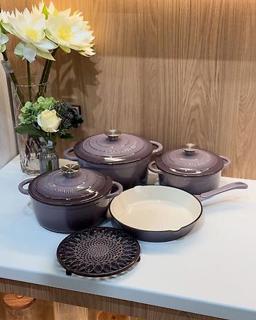 Наборы посуды: Чугунные наборы 4в1 + подставка В наличии: - красный; - оранжевый; - — 5