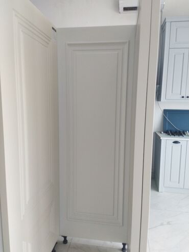 hamam qapları: Ağ rəngdə, müasir üslubda hazırlanmış bu qapı paneli, hər növ