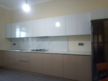 metbex dolabı: Ağ və bej rənglərdə olan bu mətbəx mebeli dəsti, müasir və minimalist