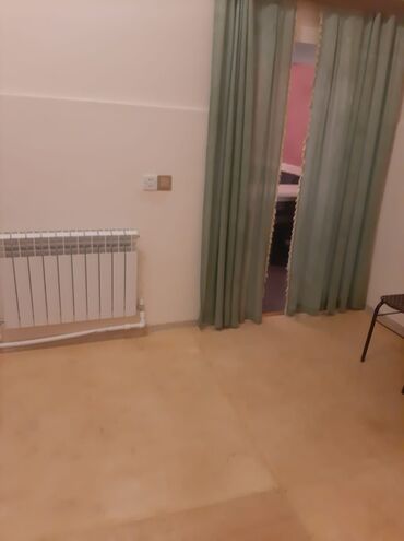 Mənzil kirayələyirəm: 1 otaqlı studiya tipli mənzil interyeri - Geniş zal və pərdə ilə — 3