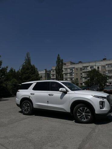 Hyundai: Автомобиль Hyundai Palisade белого цвета. Просторный и комфортабельный
