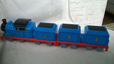 Igračke: Gullane (Thomas) lokomotiva 25 cm. sa magnetom i prikolicom 19 cm