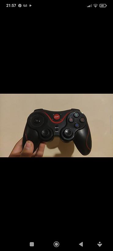 15 pro kredit: Qara-qırmızı dizaynlı simsiz oyun joysticki - Ergonomik korpus: əl — 1