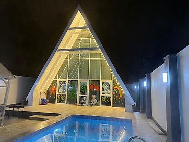 Bağ evlərinin kirayəsi: A‑Frame tipli modern istirahət evi - Memarlıq: Üçbucaq formalı — 1