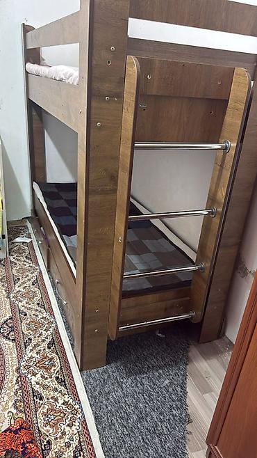 bunk bed: Двухъярусная кровать из ЛДСП под дерево. - Компоновка: два спальных — 2