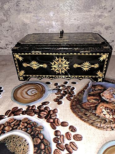 Sandıqlar: Mücrü qara rəngdədir və üzəri parlaq, qızılı rəngli nəbati naxışlarla — 5