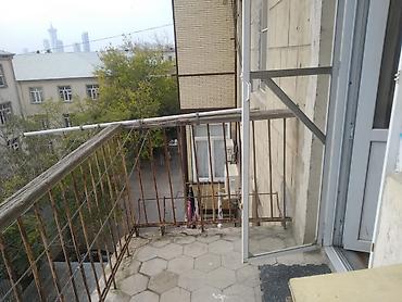 studio menziller: Stalinka layihəli 3 otaqlı 80.0m² boş mənzil kirayə verilir. Metroya — 8