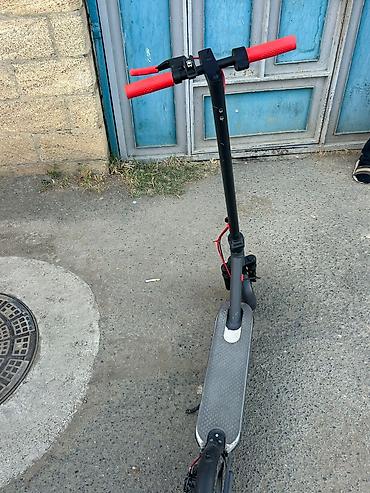 3 tekerli velosiped type 1: Elektrik skuter - Rəng: qara gövdə, qırmızı tutacaqlar - Göstərici — 1