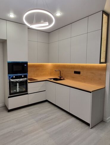 Mətbəx mebeli: Ağ rəngli, müasir dizaynlı mətbəx mebeli dəsti. Dolablar quraşdırılıb — 6