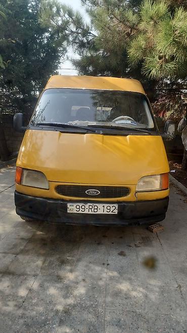 Ford: Ford Transit sarı rəngli yük/miniven. Xüsusiyyətlər: - Kuzov tipi — 3