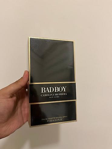 doe perfume: Na slici je prikazana kutija muškog parfema Carolina Herrera Bad Boy — 1