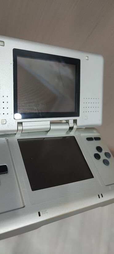 три предмета: Nintendo DS разбит экран на запчасти