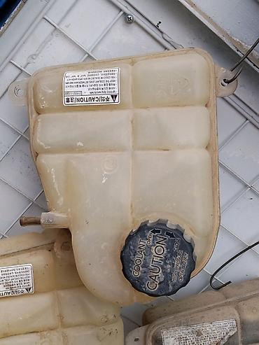 Расширительный бачок системы охлаждения (coolant reservoir) с крышкой