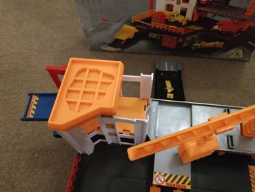 Igračke: Prodajem rasklopivu javnu garazu, u dobrom stanju, velicine 27 x — 4