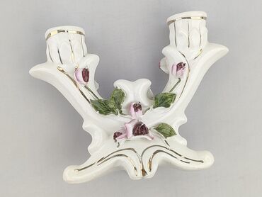 Biały ceramiczny świecznik na dwie świece, ozdobiony detalami w