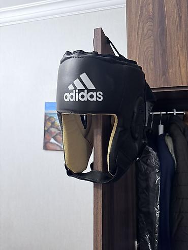Boks aparatları: Adidas boks başlıqı – klassik qara rəngdə. Taxılmayıb amma tezedə — 1