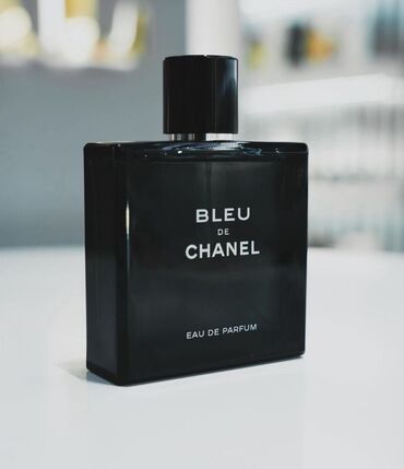 kisi koynekleri klassik: Chanel brendinə məxsus Bleu De Chanel kişi ətri. Qara rəngli butulkada