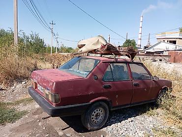 Автомобиль седан, 4 двери, бордовый цвет. Металлический багажник на