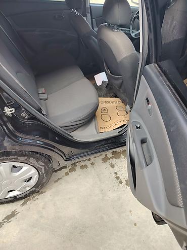 Kia: Kia Rio hatchback, qara rəng, 5 qapı. Texniki və salon: - Mexaniki — 4