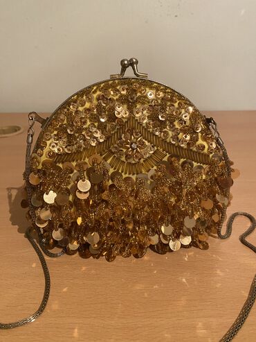 Çantalar: 1.Ziyafet və xususi gunlər üçün nəzərdə tutulmuş əl çantasidir. Temiz — 2