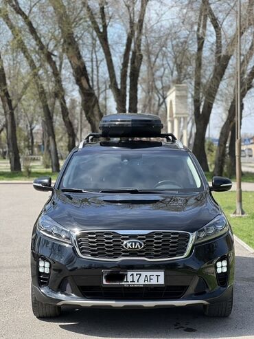 Kia: Автомобиль Kia Sorento черного цвета с рейлингами на крыше и багажным
