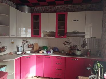 tecili kuxna mebeli satiram: Salam. Tecili satilir. MDF materialdandir. Üzerinde elave eşyalar var