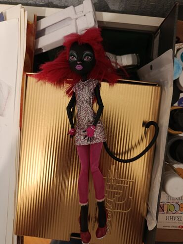 Oyuncaqlar: Monster High seriyasından olan qara dəri və parlaq qırmızı saçlı lalafo.az -da Oyuncaqlar: Monster High seriyasından olan qara dəri və parlaq qırmızı saçlı