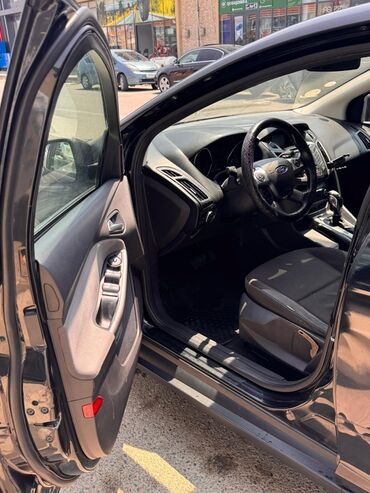 Ford: Ford Focus sedan – qara rəng, AZ nömrə nişanı. - Kuzov: sedan, qara — 10