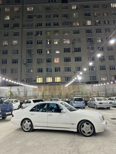 опель зефира: Белый седан Mercedes-Benz E-Class W210, оснащенный фирменными дисками