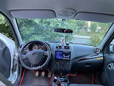 VAZ (LADA): Lada Granta sedan – ağ rəng, 4 qapılı, öndən görünüşlü müasir radiator — 8