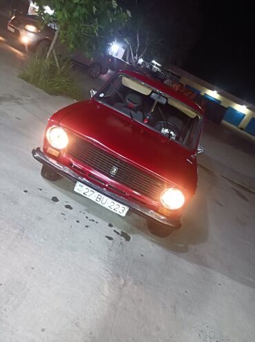 VAZ (LADA): Qırmızı rəngdə olan bu klassik avtomobil, retro üslubu sevənlər üçün