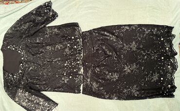 Dəstlər, kostyumlar: Qara rəngdə zərli və mirvari bəzəkli iki hissəli dəst: - Üst: qısa — 1