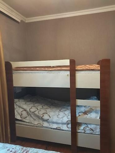 2 li kravat: İki mərtəbəli çarpayı - Material: MDF/laminat kombinasiya, ağ və ağac — 1