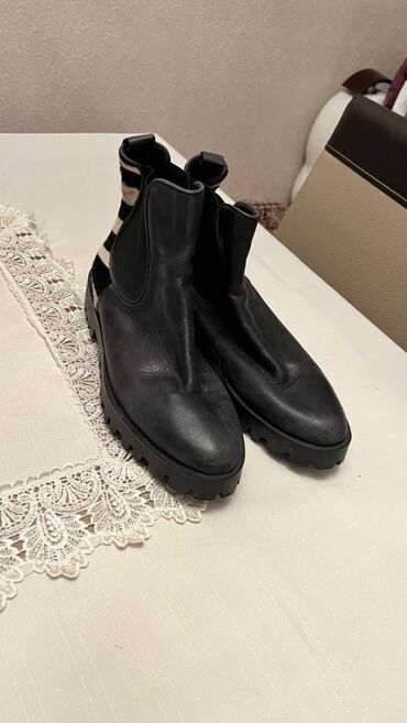 ботильоны без каблука: Razmer 41 .
Qiymət 20 azn