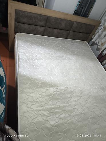 Двуспальные кровати: Двуспальная кровать с высоким мягким изголовьем и матрасом б/у - — 1