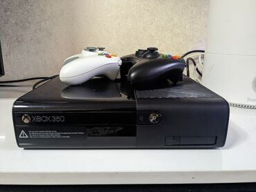 Xbox 360: Xbox360E 500Gb прошитая Freeboot с играми, 2 джойстика. Торг уместен